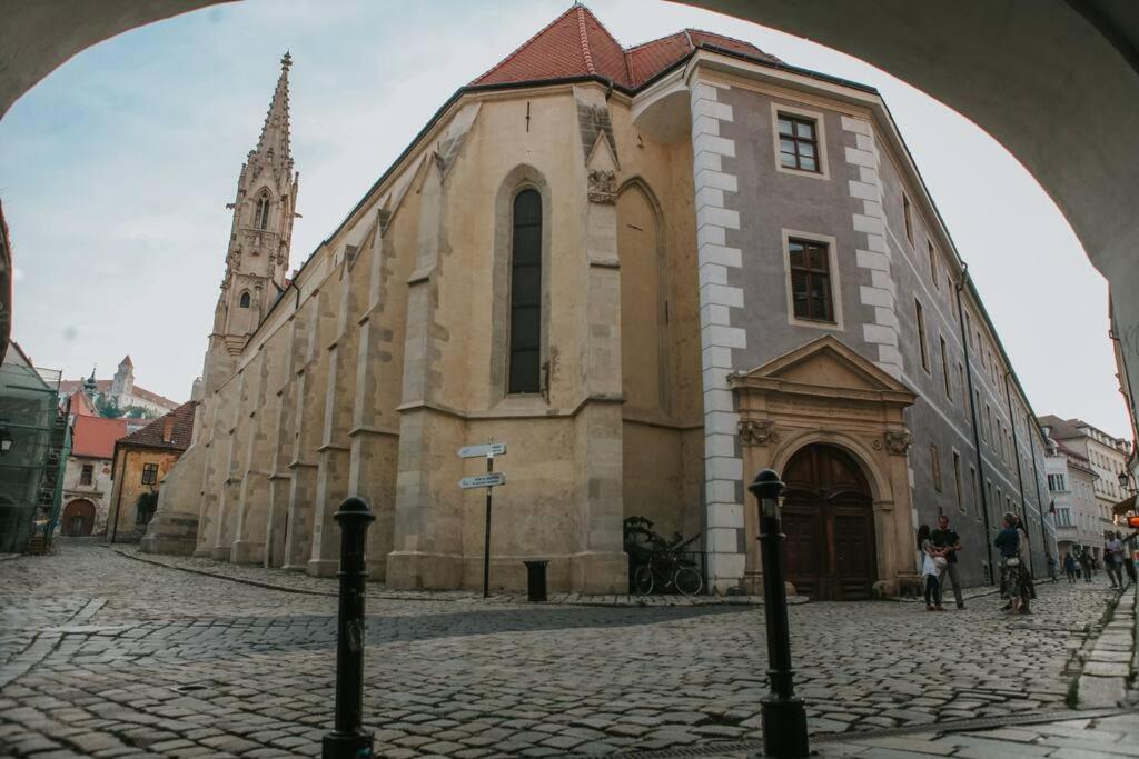 Cozy Apartment In The Heart Of The Historic City Bratislava Extérieur photo